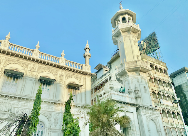 Large Mumbai Mosque