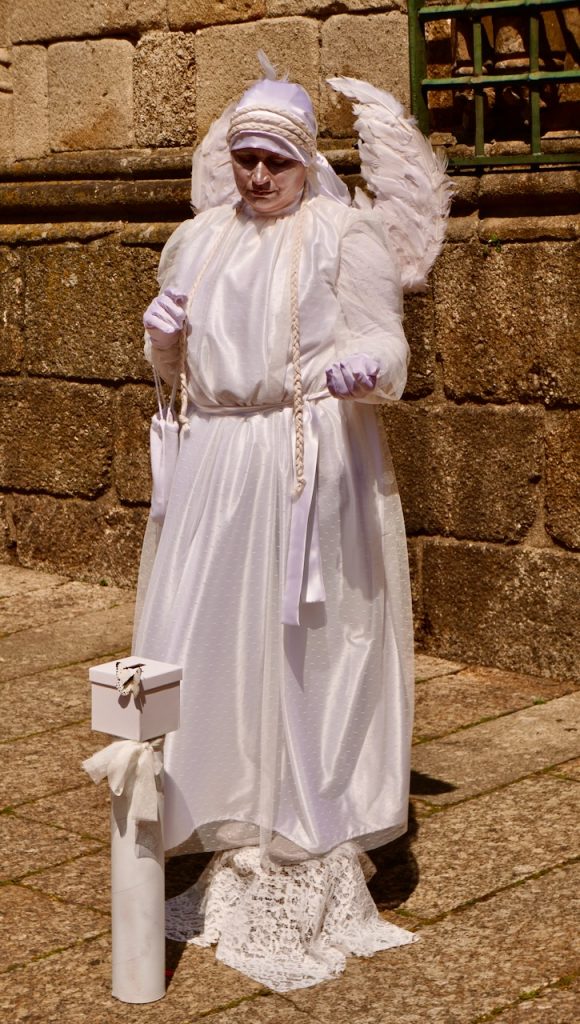 A mime performing in the Braga city square