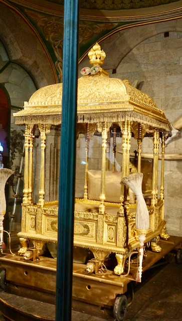 The Maharaja’s Howdah: 750 kilos (1800 pounds) of pure gold! Poor elephant had to carry that with the Maharaja at festivals.